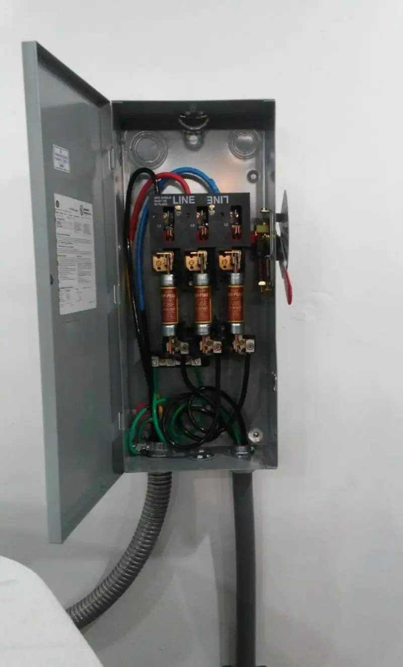 Three-phase disconnect switch installed for Smoke Detector Installation in El Paso